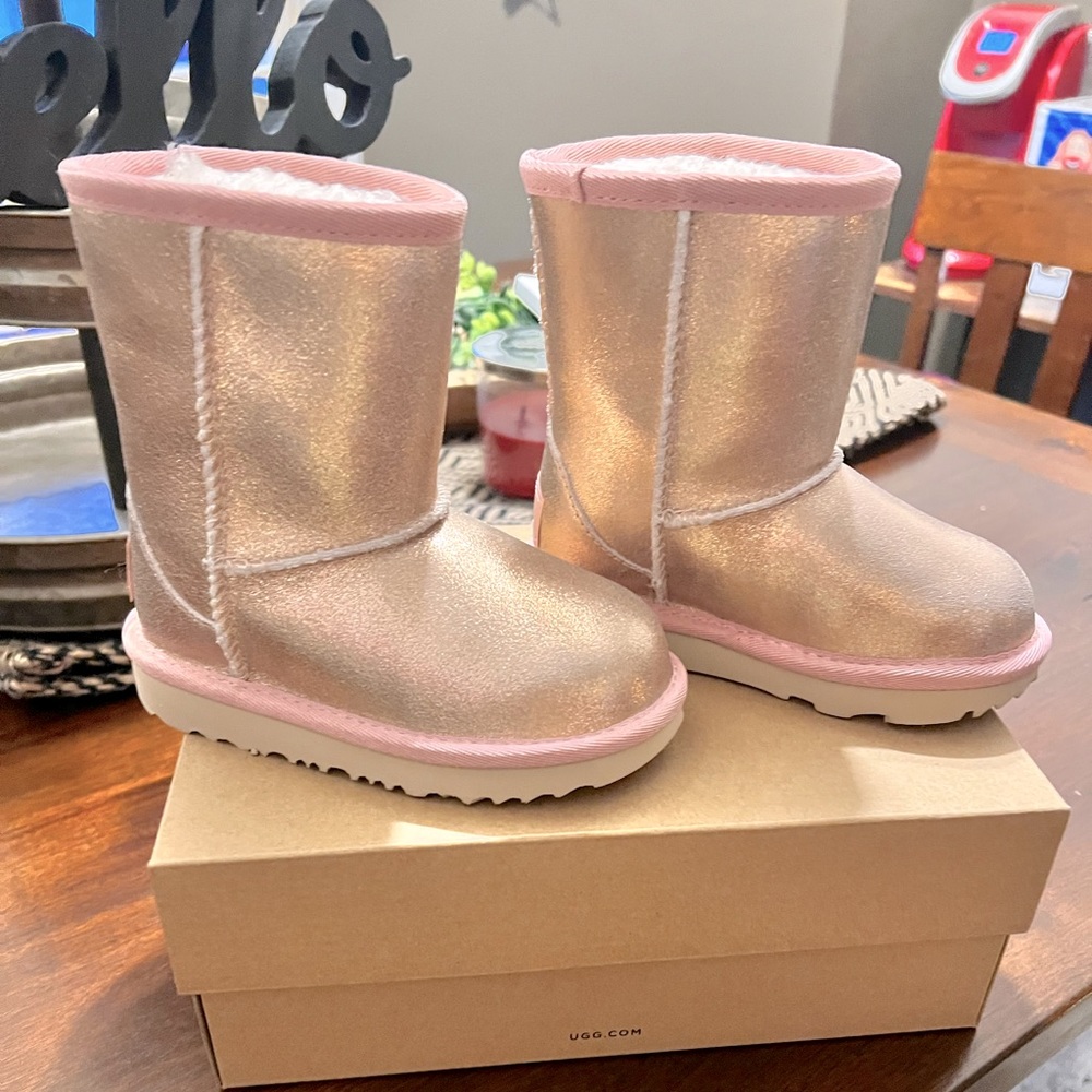 8T Girls Ugg Boots (Brand New)